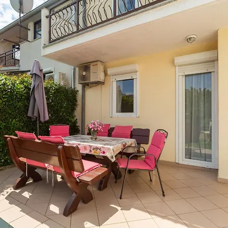 Haus Viktoria In Mit Garten In Strandnaehe Holiday home Porec